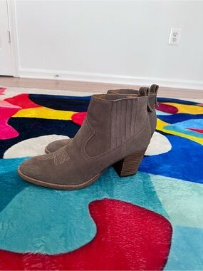 Dolce Vita Jones Chelsea Suede Bootie 9.5
